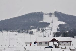 Comercianţii vor putea închiria teren la baza pârtiei. De la ce sume începe licitaţia