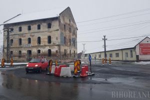 Giratoriu intrat la apă? Controversatul sens giratoriu din Oşorhei a devenit minuscul (FOTO)