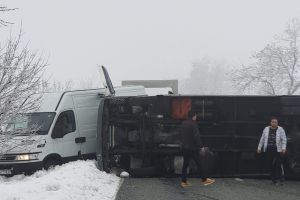 FOTO: Tir răsturnat la Câmpu Mare
