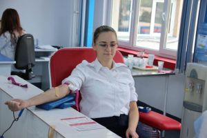 50 de elevi de clasa a XII-a din Colegiul Naţional Militar ,,Mihai Viteazul” Alba Iulia susţin campania umanitară de donare de sânge ”Şi noi putem salva o viaţă!”