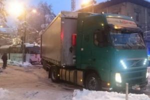 TIR împins cu tramvaiul, după ce a alunecat pe gheaţa din centrul Timişoarei