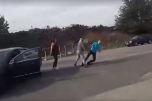 VIDEO. Bătaie în trafic la Orăştie: Un şofer din Cugir, care conducea un Mercedes, l-a lăsat ”lat” pe un tânăr după ce i-a dat un pumn în ”figură”