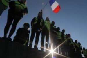 Un şofer român a fost jignit şi bătut în Franţa de „vestele gabene”: ”Român împuţit”