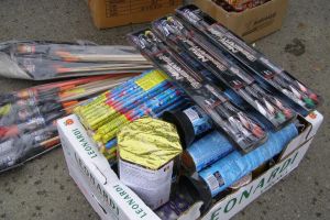 Peste o tonă de material pirotehnic, transportat ilegal, confiscat de poliţişti