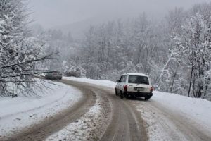 Drumuri din Harghita acoperite cu zăpadă frământată