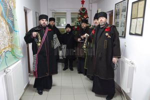 Grupul ”Străjerii Obcinilor” a colindat redacţia 