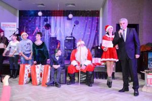 Peste 50 de copii şi tineri cu dizabilităţi au primit cadouri în cadrul campaniei ,,Şi tu ...