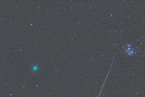 „Cometa Crăciunului” într-o fotografie cu un meteor din curentul meteoric Geminidele, realizată de un astronom român.