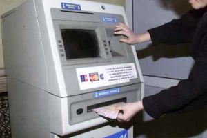 Soţ şi soţie, din Roşia Montană, cercetaţi pentru operaţiuni financiare efectuate în mod fraudulos. Au găsit un card şi au cheltuit 2.320 de lei de pe el