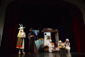 Vineri 21 decembrie: Spectacolul ”Capra cu trei Iezi” şi întâlnirea cu Moş Crăciun – cadourile Teatrului de Păpuşi „Prichindel” pentru micii albaiulieni