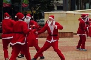 SCENARIU HORROR de sărbători. MOȘ CRĂCIUN a fost BĂTUT în plină stradă - Video