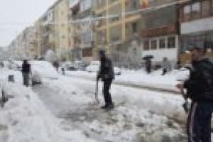 Deszăpezire pe cont propriu! Doi fermieri şi un patron au curăţat peste 70 de străzi din Lugoj