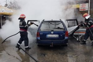 Masina cuprinsa de flacari, la Tulcea. Incendiul s-a extins si la o remorca (galerie foto)