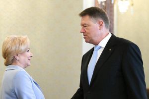 Iohannis contra Dăncilă: Preşedintele se autoinvită la şedinţele de Guvern, premierul încearcă să-l oprească