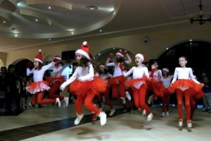 Mâine, manifestarea „Sub bradul de Crăciun”