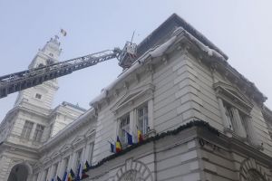 Primăria ATENȚIONEAZĂ cetăţenii: Zăpada şi ţurţurii de pe clădiri TREBUIE îndepărtaţi!
