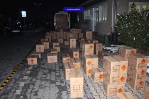 Captură „explozivă” a Poliţiei Bihor: Peste 960.000 de petarde şi baterii de artificii de contrabandă au fost confiscate (FOTO)