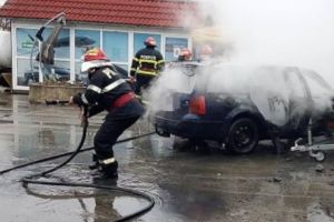 Maşină cuprinsă de flăcări, la Tulcea