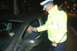 Cu maşina pe polei, i-a alunecat şi băutura pe gât