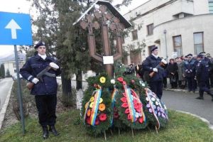 Vineri, Revoluţia din Decembrie 1989 comemorată la Cugir. Alocuţiuni, depuneri de coroane de flori şi o slujbă religioasă