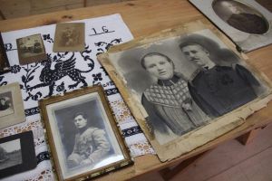Fotografii vechi de peste 100 de ani şi costume săseşti, expuse la Muzeul Astra din Sibiu