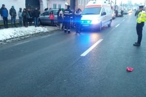 O fată de nouă ani a murit la Șaroşu pe Târnave din cauza unei traversări neregulamentare – Șoferul este sibian