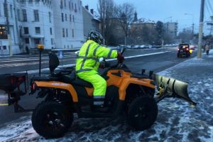In premiera, la Constanta sunt folosite utilaje pentru curatarea de zapada si gheata a trotuarelor si statiilor de autobuz (galerie foto)