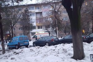 Foto: O ambulanţă, nevoită să circule pe trotuar pentru a ajunge la un motrean grav bolnav!