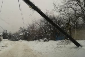 Un stâlp situat lângă Școala Gimnazială Samarineşti stă să cadă de câteva zile! Elevii, în pericol