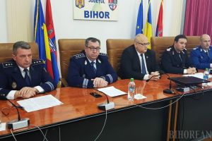 Şedinţă la Prefectura Bihor: Şefii Poliţiei, ai Poliţiei de Frontieră, Jandarmeriei şi ISU dau sfaturi de sărbători
