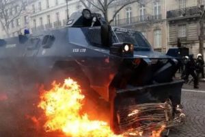 HAOS în FRANȚA. „Vestele galbene” au blocat autostrăzile şi au dat foc