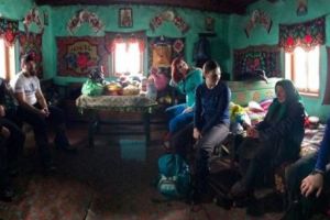 FOTO / VIDEO: De Crăciun, fii mai bun! Ei, au fost… Au vizitat-o pe bunica Finca, din Fântânele, care trăieşte singură şi izolată, la cei 73 de ani ai săi