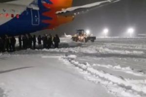 Au venit in Romania sa joace rugby. Au ajuns sa deszapezeasca pista de pe aeroport si terenul