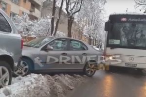 VIDEO. A blocat autobuzele, iar sătmărenii i-au mutat maşina. Imagini incredibile
