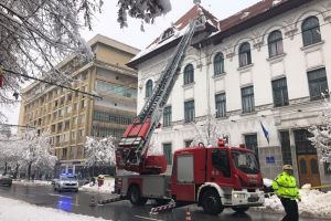 Pompierii timişeni chemaţi să dea jos zăpada de pe clădirea Primăriei Timişoara