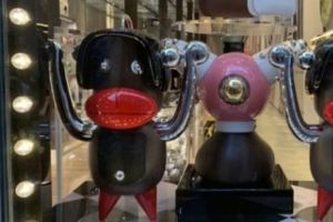 Prada NEVOITĂ să-şi scoată produsele de la VÂNZARE pe motiv că sunt RASISTE