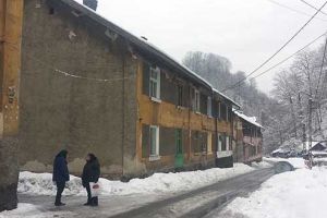 Acoperişurile blocurilor din Aninoasa, pericol pentru locatari