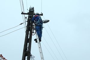 Reparaţii anevoioase pe reţeaua electrică