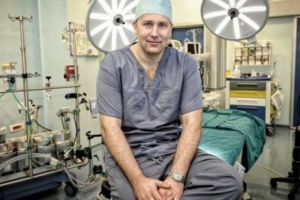 Campania „Medicul de gardă”. Conf. dr. Victor Costache de la Sibiu, o nouă intervenţie chirurgicală în premieră mondială