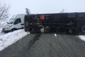 Accident la Câmpu Mare! Roata unui TIR s-a desprins şi a lovit o dubiţă