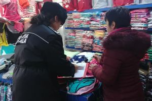 Târgujienii, informaţi  de poliţiştii locali cu privire la obligaţia  de a curăţa zăpada