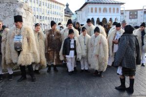 500 de colindători, la alaiul obiceiurilor de iarnă