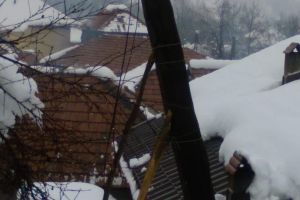Un stâlp de curent stă să cadă peste o casă din Călugăreni! Tot satul, în pericol să rămână fără energie electrică