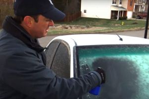 Cum îţi dezgheţi parbrizul în mai puţin de un minut (Video)