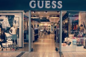 INCREDIBIL! Guess a fost amendată de UE pentru că a umflat preţul hainelor în România faţă de Vest