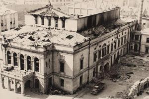 Ruşii nu ne-au luat doar Tezaurul! 41 de vagoane cu bunurile Teatrului Naţional au plecat spre Moscova!