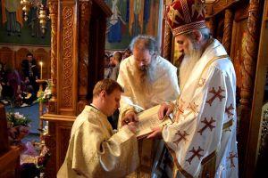 Un preot din Iaşi a fost prins de soţie cu amanta, în casa parohială! Iubita, învăţătoare la şcoala unde clericul predă religie