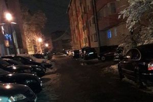 Situaţie absurdă. Pe o stradă din Bistriţa, maşinile pe trotuar, oamenii pe drum (FOTO)