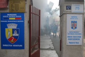 Cum justifică Direcţia de Venituri a Primăriei Bistriţa cozile şi atitudinea unor funcţionari