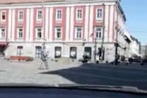 Scandalos! Romii au gonit cu BMW-ul prin centrul pietonal al Timişoarei, înjurând lumea I VIDEO